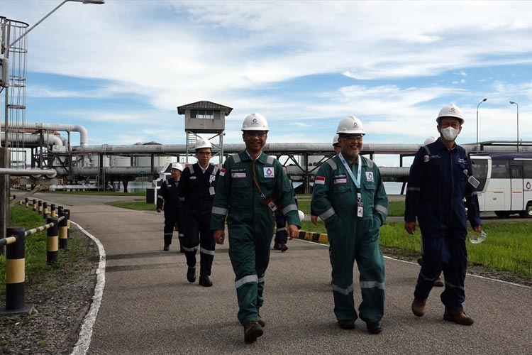 Investor china dan Malaysia takjub melihat pengelolaan dan pemeliharaan kilang LNG Badak yang masih baik dan terawat (FOTO: Badak LNG For TIMES Indonesia) 