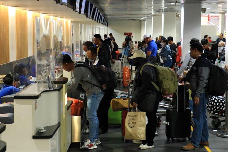 Penumpang saat check-in di Bandara Juanda, Selasa (11/7/2023). (FOTO: Dok.Humas Angkasa Pura I)
