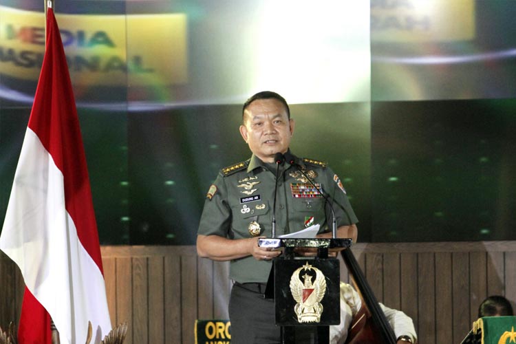 Kepala Staf Angkatan Darat (Kasad) Jenderal TNI Dudung Abdurachman saat memberikan kata sambutan dalam malam penganugerahan KASAD Award 2023, Senin (10/7/2023). (FOTO: Puspenad)