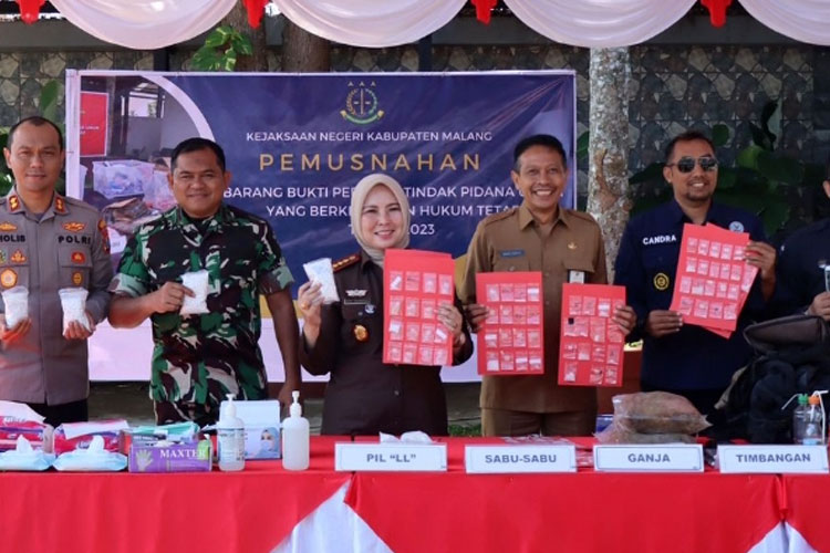 Kajari Kabupaten Malang Diah Yuliastuti bersama Kapolres Malang AKBP Putu Kholis Aryana ketika memusnahkan barang bukti narkoba. (Foto: Humas Polres Malang).