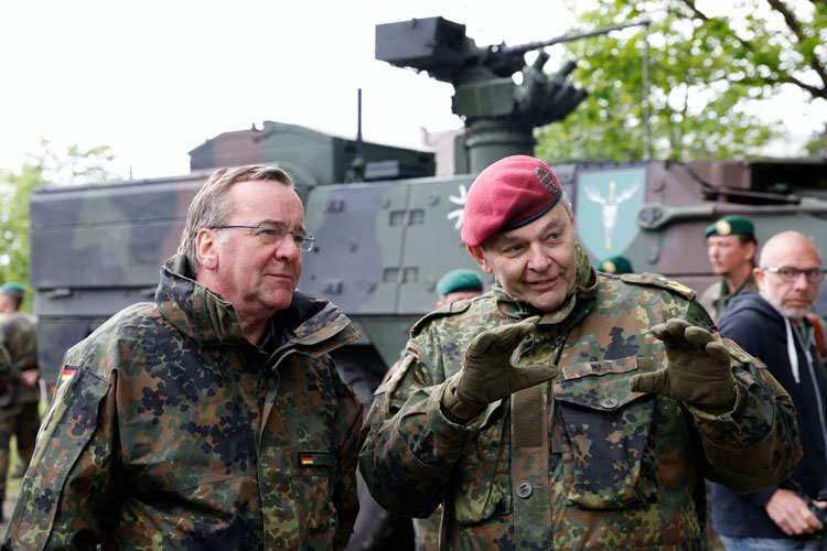 Menteri Pertahanan Jerman Boris Pistorius, bersama Kepala Angkatan Darat Jerman, Letjen Alfons Mais, mengunjungi tempat pelatihan tentara Jerman Bundeswehr di Hammelburg, Jerman 16 Mei 2023 lalu.(FOTO: Reuters)