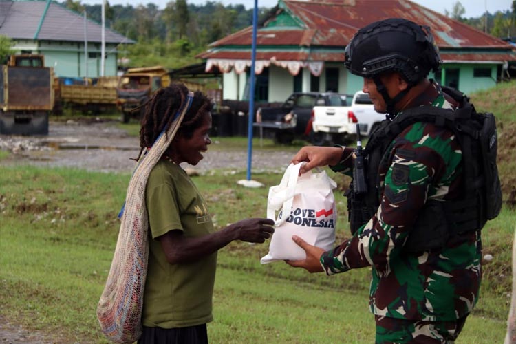 Pos Senyum Satgas Mobile Yonif MR 411 Kostrad Bikin Mama-mama Papua Kaget