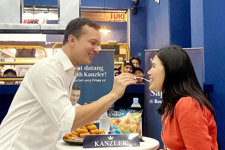 Nicholas Saputra Suapin Crispy Nugget Buat Fansnya. (Foto: Sony)