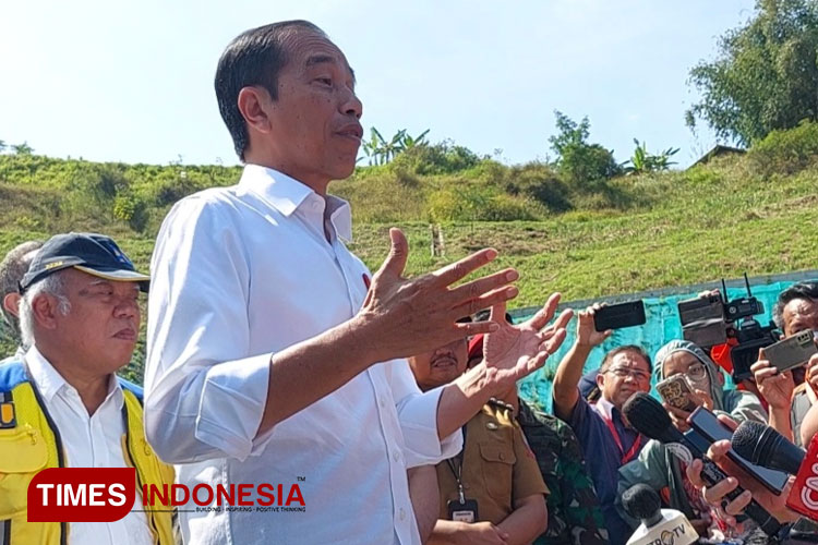 Presiden RI Jokowi diwawancarai sejumlah wartawan usai meresmikan Tol Cisumdawu, Sumedang - (FOTO: Sumitro/TIMES Indonesia)