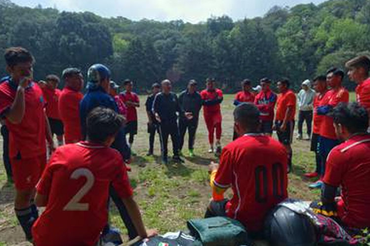 Sekitar-10-tim-bermain-sepak-bola-pada-akhir-pekan-di-kawah-gunung-berapi-Teoca.jpg