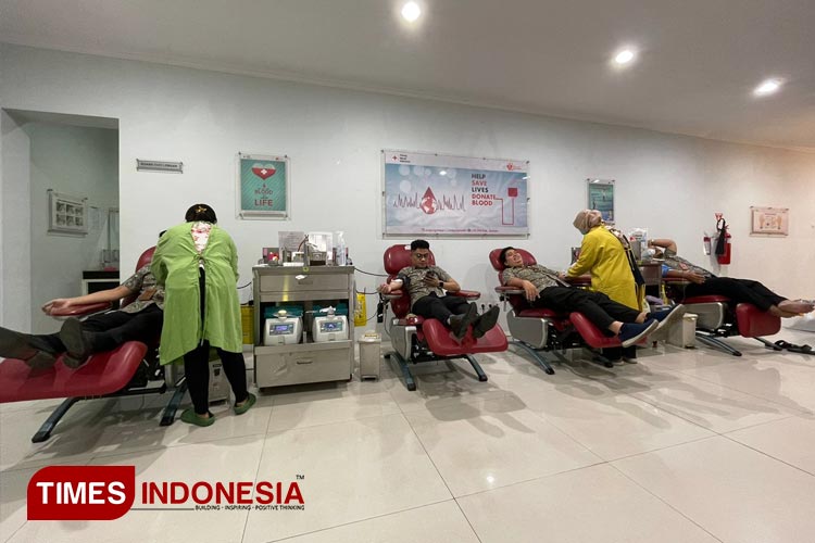 Kegiatan donor darah yang dihelat BPJS Kesehatan dalam rangka menyambut perayaan HUT ke-55. (FOTO: BPJS Kesehatan for TIMES Indonesia) 