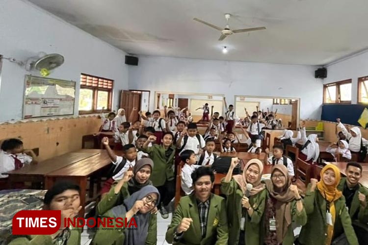 Mahasiswa UPN Veteran Berikan Edukasi Pentingnya Menabung ke Siswa SD