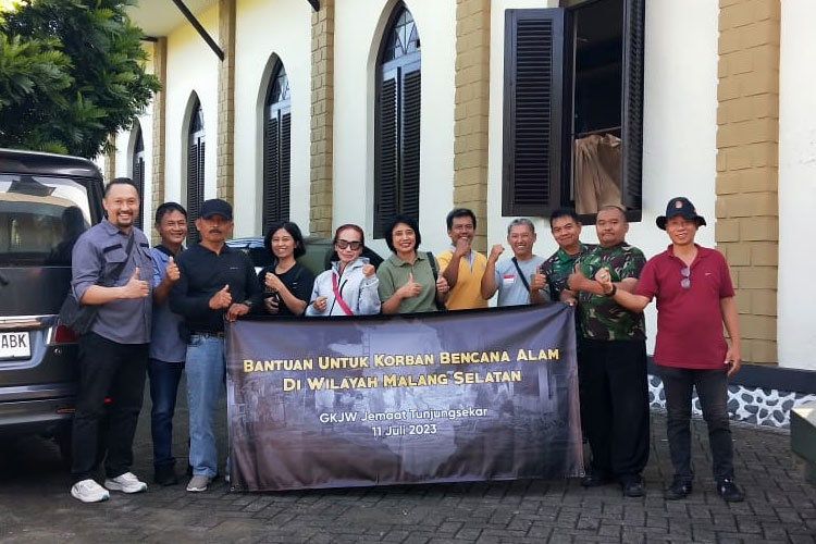 Kodim 0833 Kota Malang bersama jemaat GKJW Tunjungsekar Kota Malang menyerahkan bantuan sembako kepada korban banjir di sekitar wilayah Desa Sitiarjo, Kecamatan Sumbermanjing Wetan, Kabupaten Malang, Selasa (11/7/2023). (foto: dok TIN)