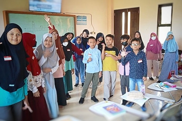 Suasana English Camp yang digelar oleh mahasiswa PBI STKIP PGRI Pacitan. (FOTO: STKIP for TIMES Indonesia)