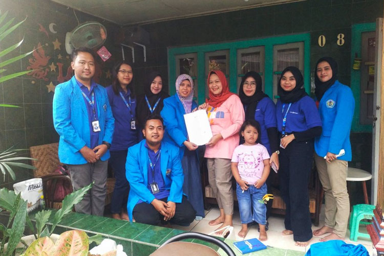 Foto bersama antara mahasiswa UNIPMA KKN-PEN kelompok 3 dengan warga Madiun Lor. (Foto: Humas UNIPMA for TIMES Indonesia)