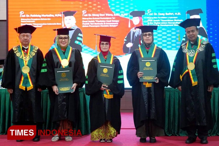 Prof. Komarudin (Rektor UNJ) Bersama Ketua Senat UNJ dan 3 Guru Besar yang Dikukuhkan. (FOTO: AJP TIMES Indonesia)