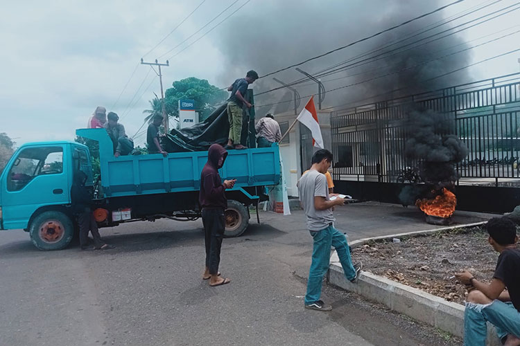 Aksi unjuk rasa Aliansi Midora di depan Kantor Bupati Pemkab Morotai, Kamis, 13 Juli 2023. (Foto: Munces For TIMES Indonesia)