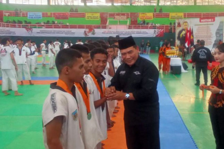 Bambang Haryo saat menyerahkan mendali kepada atlet Tarung Derajat yang mengikuti BHS CUP II 2023 di Sidoarjo.