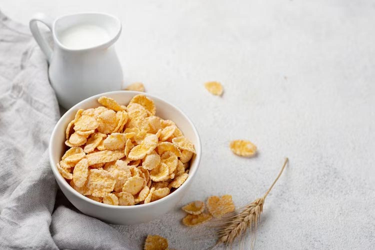 Corn flakes dengan segelas susu, menu sarapan yang praktis untuk si serba cepat. (Foto. freepik)