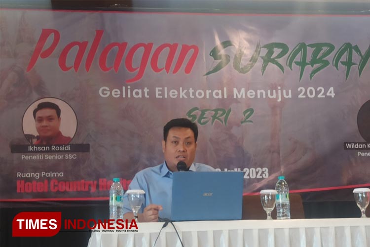 Peneliti Senior SSC, Ikhsan Rosidi saat paparan survei Palagan Surabaya 2024 di Country Heritage, Kamis (13/7/2023).(Foto : Lely Yuana/TIMES Indonesia)