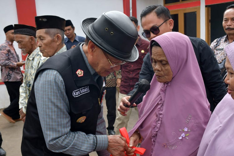 Bupati Majalengka Beri Bantuan Sembako kepada Lansia dan Korban Kebakaran