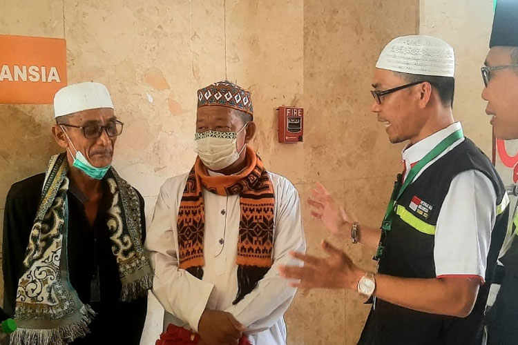 Yendra Al Hamidy, Kasi Bimbingan Ibadah Daker Madinah bersama petugas bimbad lainnya memberikan sosialisasi kepada jemaah haji. (Foto: MCH 2023)