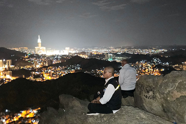Penulis saat ada di puncak Jabal Nur. Di bawah, terlihat permukiman masyarakat Kota Makkah. (Foto: MCH 2023)