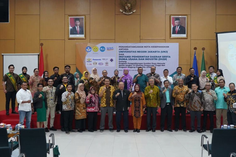 Prof. Komarudin (Rektor UNJ) dalam Kegiatan MoU Dengan Sektor Pemerintah dan 8 Pelaku DUDI (12/7/23). (FOTO: AJP TIMES Indonesia)