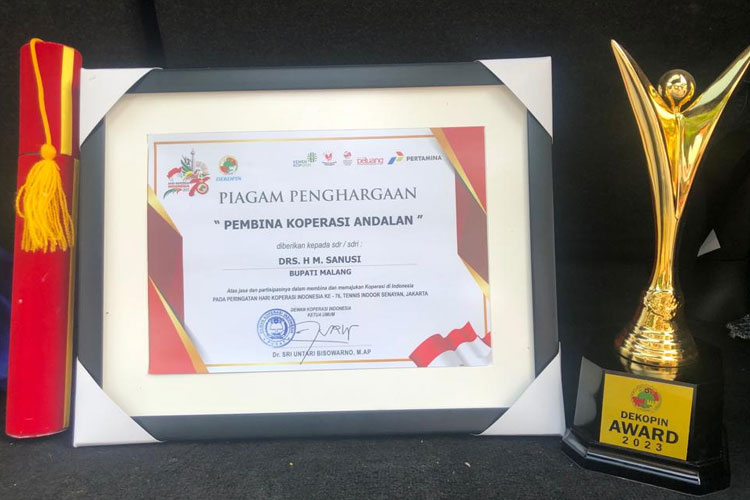 Harkopnas, Bupati Malang Terima Award  Pembina Koperasi Andalan dari Dekopin