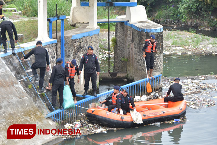 Polisi Punguti Sampah di Sungai Gajah Wong Yogyakarta