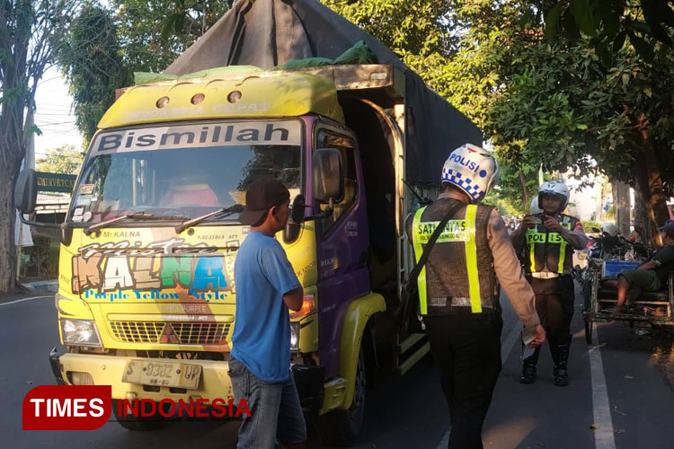 Pertugas dari Satlantas Polres Probolinggo Kota, memberhentikan truk dalam Operasi Semeru 2023. (Foto: Rizky Putra Dinasti/TIMES Indonesia)