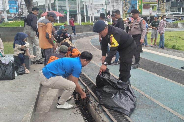 Polisi dan TNI bersama Pemuda Bersinergi Membersihkan Sampah di Alun-Alun Singaparna