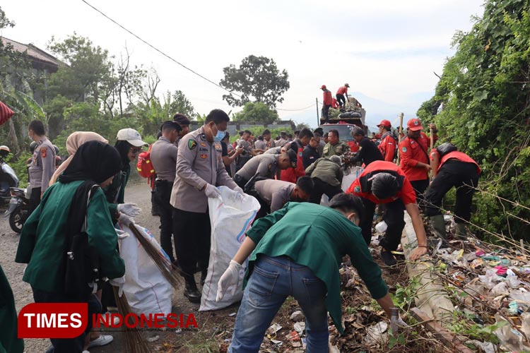 Peduli Lingkungan, Polres Majalengka dan Warga Bersih&#45;bersih Pinggiran Sungai Cijurey