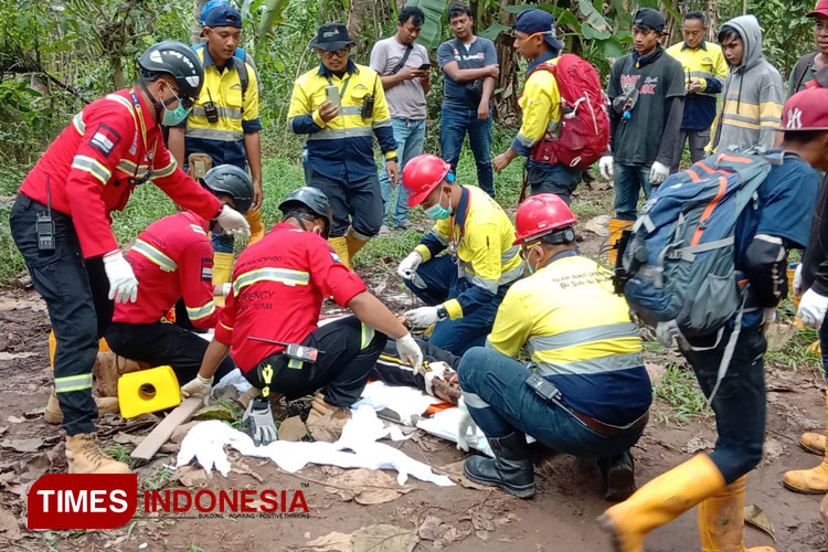 Emergency Rescue Team (ERT) PT Bumi Suksesindo (PT BSI) saat melakukan latihan tanggap darurat di Gunung Lompongan, Dusun Pancer, Desa Sumberagung, Kecamatan Pesanggaran, Banyuwangi. (Foto : Syamsul Arifin/TIMES Indonesia)
