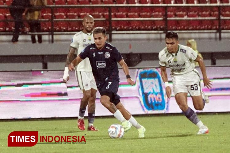 Arema FC saat melawan Persib Bandung. (FOTO: Dok. Arema FC/TIMES Indonesia)