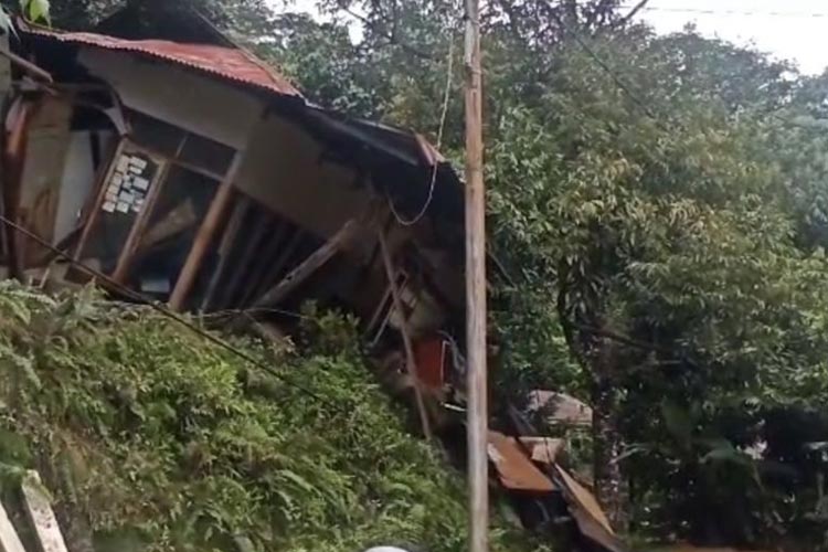 Kondisi rumah di Bukit Gado-Gado yang tertimpa longsor pada Jumat dinihari (FOTO: ANTARA/ HO Tangkapan layar video Iggoy)