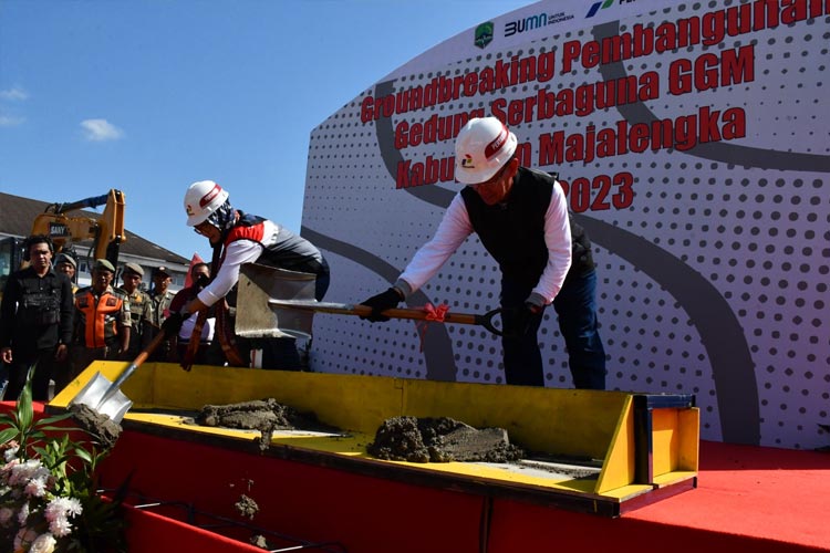 Bupati Majalengka, H Karna Sobahi melakukan ground breaking pembangunan gedung GGM. (FOTO: Prokompim Setda Majalengka for TIMES Indonesia)
