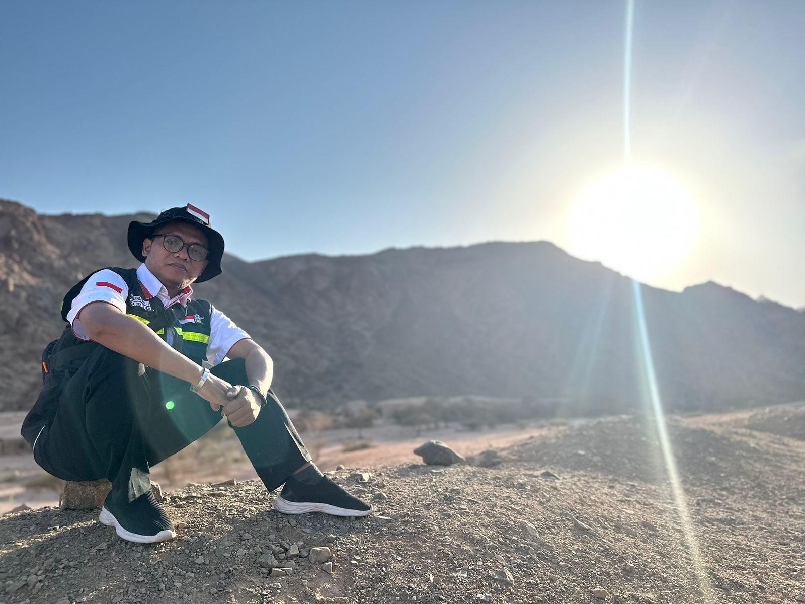 A visitor enjoying his moment at Jabal Magnt, Medina. (Photo: MCH 2023)