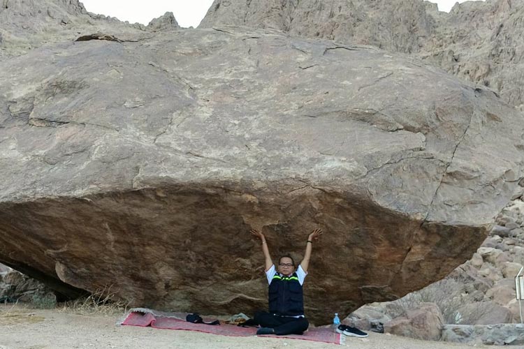 Kawasan Jabal Magnet di Madinah. Ujung jalan dari sekeliling pebukitan batu merah bata ini dilengkapi berbagai fasilitas bagi pengunjung. (Foto: MCH 2023)