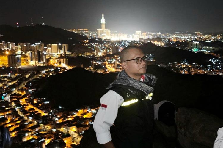 Mendaki puncak Jabal Nur di Makkah, memiliki banyak makna dan pelajaran. Di antaranya, spiritualitas dan kemanusiaan. (Foto: MCH 2023)