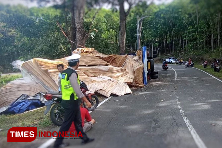 Truk Fuso Bermuatan Tripleks Terjungkal di Tikungan Tumpak Rinjing Kabupaten Pacitan