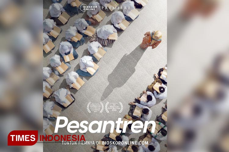 Sesi diskusi usai pemutaran film Pesantren bersama Hanna Humaira, Produser Bioskop Online (kiri) melalui zoom meeting. (FOTO: Siti Nur Faizah/TIMES Indonesia) 