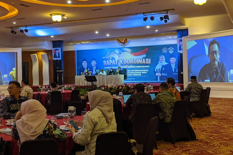 Rektor UIN Malang Prof Dr. M Zainuddin, MA  saat menjadi pembicara dalam rapat koordinasi Warek PTKIN di Pontianak. (Foto: Humas UIN Malang)