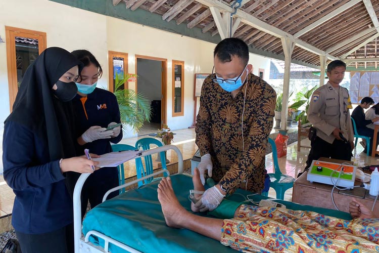 Tim MMD UB dan Tim Dosen Pengabdian masyarakat strategis UB saat melakukan skrining dan edukasi penyakit kronis kepada warga Desa di Kabupaten Madiun. (Foto: Humas UB)