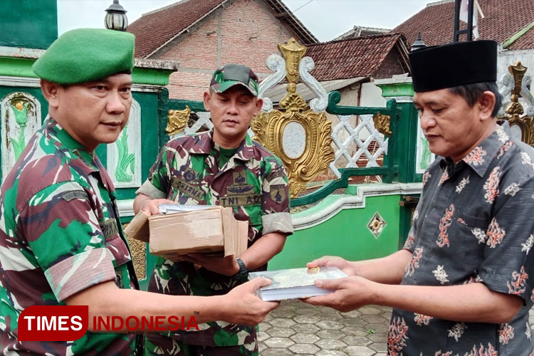 Penyerahan bantuan Al Quran kepada Musala dan Masjid sekaligus edukasi masyarakat tentang bahaya Hoaks (FOTO: Serda Dharma Antoni for TIMES Indonesia)