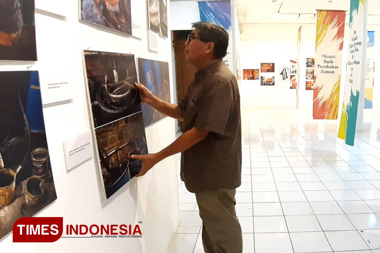 Budayawan dan Redaktur Kebudayaan Basis, Romo Sindhunata SJ saat melakukan pemasangan foto sebagai simbolis dibukanya pameran 'Cerita dari Solo, Yang Tersua di Satu Masa'. (Foto: Hendro S.B/TIMES Indonesia)