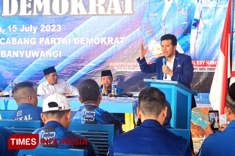 Ketua DPD Partai Demokrat Jawa Timur, Emil Dardak saat memberi motivasi kepada kader dan Bacaleg DPC Partai Demokrat Banyuwangi. (Foto: Syamsul Arifin/TIMES Indonesia)