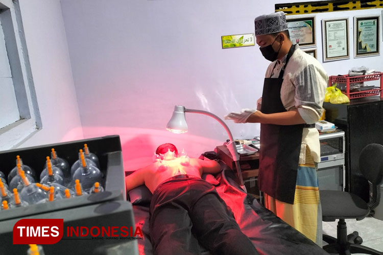 Sempat Bangkrut karena Pandemi, Terapis Bekam di Situbondo Ini Kembali Bangkit
