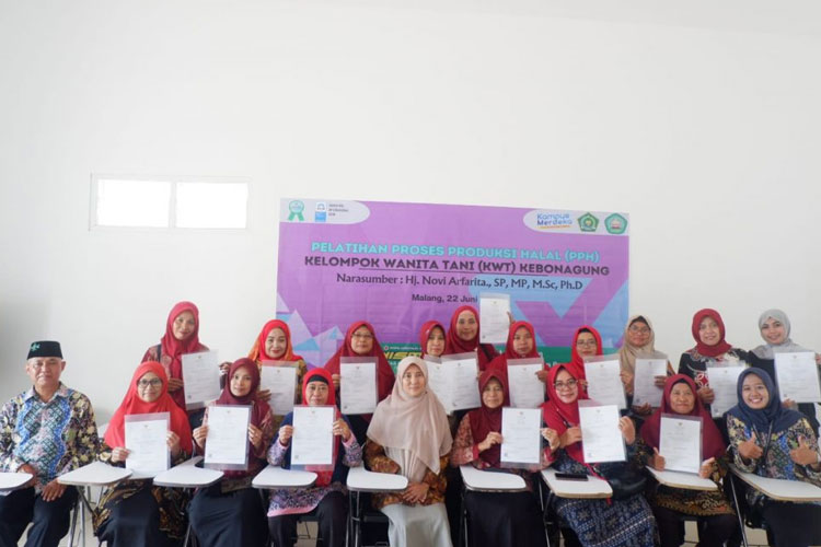 Halal Center Unisma Malang Gelar Pelatihan PPH dan Penyerahan Sertifikat Halal kepada KWT Kebonagung Malang