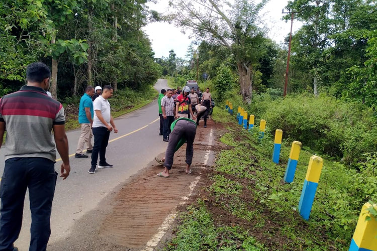 Personel Polres SBB Gelar Pembersihan Lingkungan di Titik Lokasi Rawan Banjir