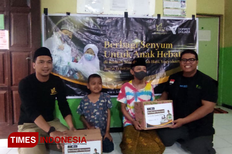 Perwakikan Abhayagiri Resto, Andhu Pakerti (kiri) memberikan bingkisan kepada anak-anak penyintas kanker RSPA Buah Hati. Didampingi juga oleh Koordinator Social Development Dompet Dhuafa, Imam Hidayat (kanan). (Foto: Hendro/TIMES Indonesia)