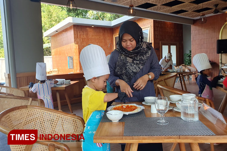 Suasana kehangatan antara ibu dan anak dalam Pizza Making Class Aston Mojokerto Hotel & Conference Center, Sabtu (15/7/2023) (Dok. Aston Mojokerto for TIMES Indonesia)