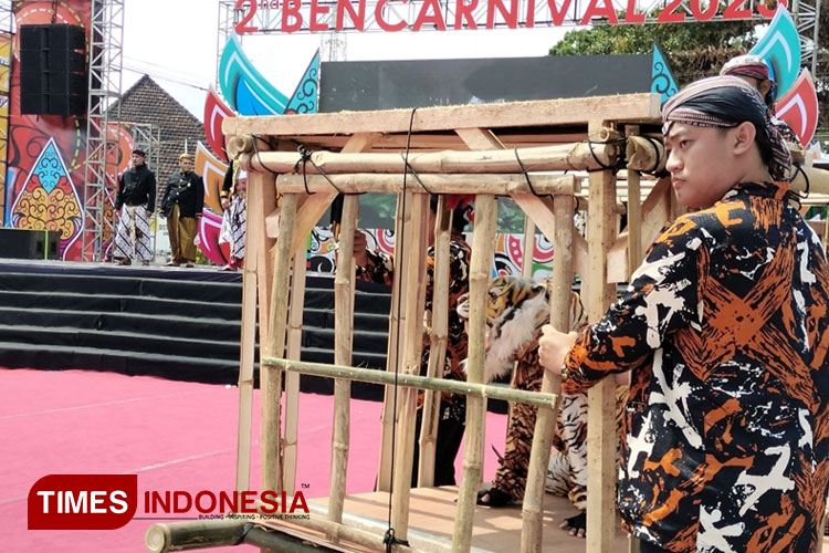 Rampogan Macan, Tradisi Menombak Harimau Tampil di BEN Carnival Kota Blitar