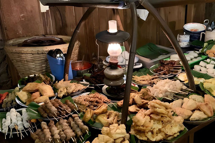 Aneka makanan tradisional dan wedangan khas hadir di Pasar Malam Alila Solo pada 21-22 Juli 2023 mendatang. (FOTO: Dok.Alila Solo) 