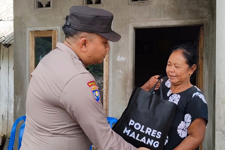 Distribusi Bantuan ke Wilayah Terisolir, Anggota Polres Malang Jalan Kaki Sejauh 2,7 Kilometer